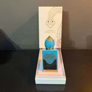 God of fire Intressekoll - Säljer min god of fire nästan full 45/50ml. Kvitto och låda finns kvar, nypris: 2100kr. Riktigt najs doft som är svår att få tag i begagnat. Säljes i befintlig skick och kommer använda lite efter jag lagt ut annonsen så kontakta mig för att få höra hur mycket som är kvar. Pris diskuteras sedan.