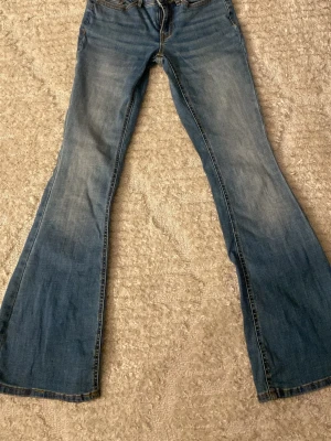 Low waist jeans - Säljer dessa långa low waist jeans ifrån Vero Moda eftersom att jag inte mer använder dom (har använt 6 gånger ungefär) ❤️ Byxorna är mörkblåa och passar de som har xs ❤️