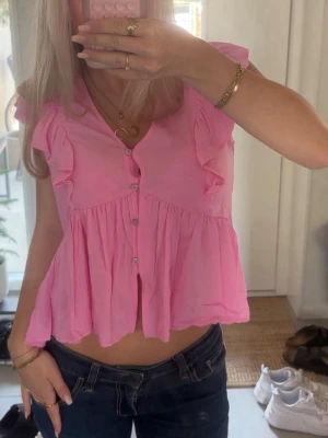Rosa blus/topp - Superfin rosa blus/topp perfekt till sommaren🩷Som nyskick endast använd en gång, från barnavdelning men passar xs-s