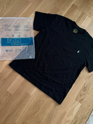 Ralph Lauren T-Shirt - Storlek M - Oanvänd & Ny - En riktigt snygg ralph lauren tshirt i storlek M ✅ Passformen är riktigt bra och skön, den är ny och oanvänd. ✨ Postas och skickas samma dag som köp! 📦 