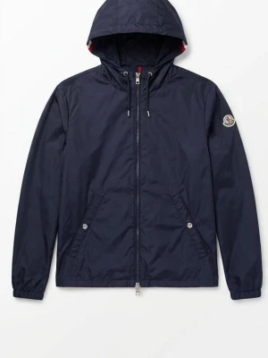 Moncler Grimperius  Windbreaker – Äkta – fint skick ( St 2 ) - Säljer en stilren och lätt Moncler Grimperius Hooded Windbreaker i mörkblå färg. Perfekt som lager-på-lager under sommaren eller som lättare jacka för blåsiga och regniga dagar. Klassisk Moncler-design med huva, dragkedja framtill och diskret logga på ärmen.  • Äkta Moncler• Modell: Grimperius Hooded Windbreaker• Färg: Mörkblå• Lätt, smidig och vindavvisande• Huva med justerbar snörning• Bra skick (se bilder) • storlek 2   📍 skriv för mer info och bilder 