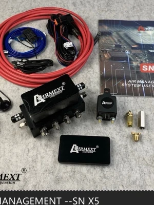 Airmext SN X5 luftfjädringssystem - Komplett Airmext SN X5 luftfjädringssystem för bil, innehåller kontrollenhet, relä, kablar, kopplingar och användarmanual. Svart och röd färg, mestadels plast och metall. Perfekt för dig som vill styra luftfjädring elektroniskt och få bättre kontroll över bilens höjd.
