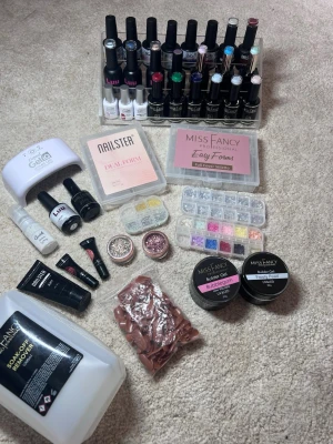 Nagelkit - Kit med nagelgrejer! Skriv om ni undrar något💕  Det funkar att köpa saker separat. Nypris:4900kr ‼️3 gellack, Uv lampan, ljusblått Luunails gellack och builder gel bubblegum är sålt‼️