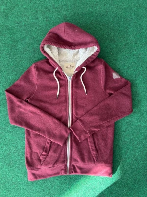 Hollister zip hoodie!  - En tvär fet Hollister hoodie som har används väldigt sparsamt! Finns inte längre tillgänglig och väldigt svårtagen. Storlek S 