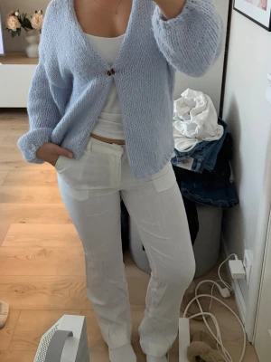 Vita raka linnebyxor med fickor - Snygga vita linnebyxor med raka ben och stora fickor framtill. Byxorna är från Gina Tricot o är i storlek 34/xs. Väldigt bra skick! ☀️