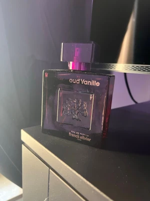 Parfym  - Söt lukt som funkar för båda tjejer och killar. Inte använd