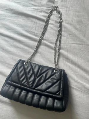 Svart väska justerbar kedja - Snygg axelremsväska med justerbar silverkedja från pull&bear.