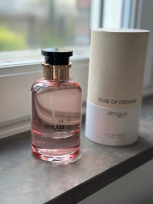 Zimaya Rose of Dreams Eau de Parfum - Rose of Dreams från Zimaya är en elegant parfym. Perfekt för dig som gillar lyxiga och blommiga dofter. Aldrig använd.