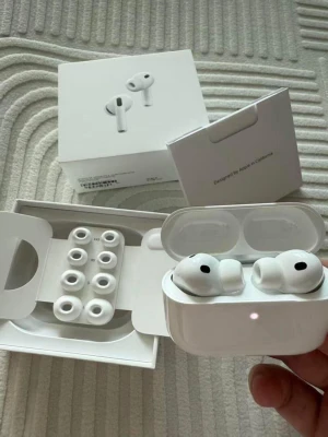 Apple AirPods Pro med laddningsetui - Säljer ett par Apple AirPods Pro 3 med trådlöst laddningsetui. Hörlurarna har silikonproppar i flera storlekar och levereras i originalförpackning. 