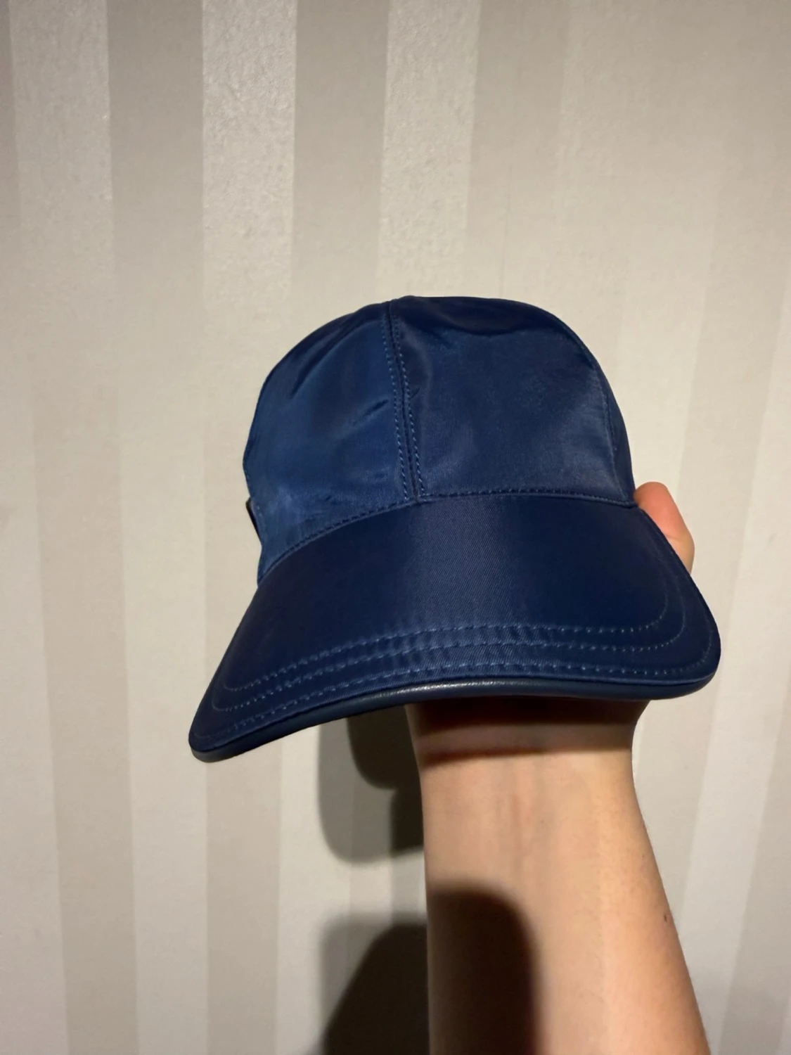 Mörkblå keps från Prada - 2