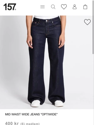 Mörkblå wide leg jeans från lager 157 - Säljer ett par mörkblå jeans från 157 med breda ben och mid waist passform. Modellen heter Optiwide och har klassiska fem fickor och knappgylf. Perfekt för dig som gillar en avslappnad och trendig look. Endast används en gång, men de är för långa på mig som är 153cm, har ett superlitet hack nere vid byx benet som lätt går att sy!
