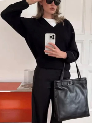 V neck stickad tröja - Säljer denna v ringade stickade tröjan från bikbok! Supersnygg att layera och perfekt till våren🤗