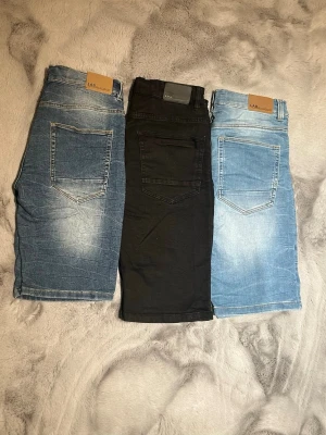 Tre shorts herr  - Säljer min brors urväxta shorts från Kappahl, märket är Lab industries. Säljer alla tre för 270kr men kom med prisförslag eller om du endast vill köpa ett par. Bra skick inga större defekter förekommer, endast lite slitna. Alla är i storlek 170 men passar S. Skriv för fler bilder 