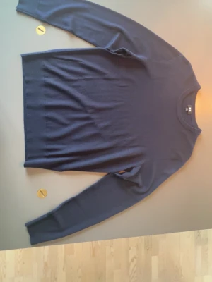 Uniqlo merino ull tröja - Tja, säljer en snygg merinoulls tröja från Uniqlo. Tröjan är i storlek M och är knappast använd. Nypris 500kr, mitt pris 350kr. Ställ gärna frågor!