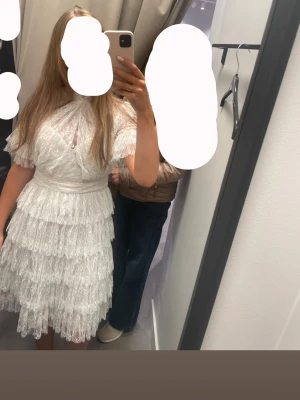 Vit spetsklänning med volanger  - ORGINALPRIS 2800!          Superfin klänning i spets med volanger och underkjol så den ej blir genomskinlig. Perfekt till konfirmationen, studenten, midsommar, skolavslutning eller vilket annat tillfälle i sommar som helst. Skriv för fler bilder, förfor eller annat. Pris går att diskutera! 🫶