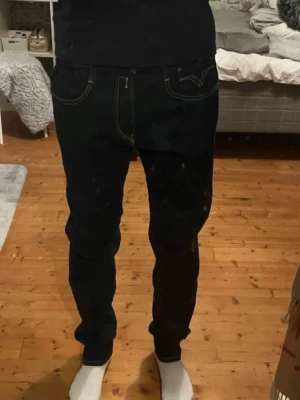 Replay Anbass Jeans - Feta och schyssta jeans ifrån Replay - Skick: 8/10 - Nypris: 1500kr - Mitt pris: 199kr - Storlek: W34 L34 - DM vid frågor och funderingar! ✌🏼