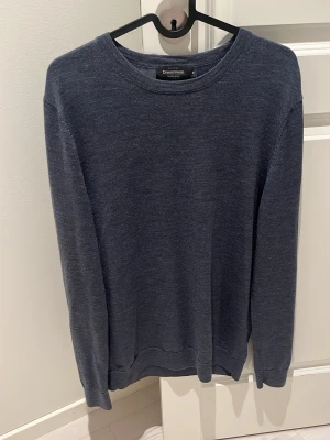 Dressman merinoull tröja  - En stilren mörkblå sweatshirt med rund hals och långa ärmar. Tröjan har en enkel design utan tryck eller mönster och är tillverkad i mjukt material. Perfekt för en avslappnad look. Tröjan är i storlek M men passar XS-S