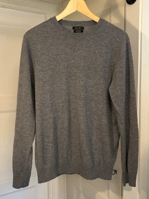 Massimo Dutti kashmir tröja  - Snygg grå tröja från Massimo Dutti i mjuk ull och kashmirmix | Skick: 9/10 | Storlek M, men passar S  | Perfekt för dig som gillar stilrena och klassiska plagg med skön passform | Skriv om minsta funderingar |