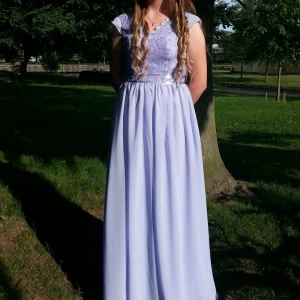 Balklänning med snörning bak  - Superfin balklänning med snörning bak (bild kan skickas) som endast använts EN gång 2016, därefter kemtvättats och bara hängt i mitt rum. Något uppsydd då den var lite lång även med högklackat. Jag är ca 160 cm lång (utan klack). Lilla ärmen är påsydd och går att ta av. Inbyggd bh. 