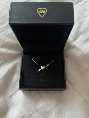 Maria Nilsdotter liknande halsband - Så coolt Marianilsdotter liknande halsband i silver med hjärta och en pil. Tunn kedja 45cm🤍 Från l8hasselblad