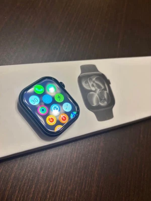 Apple Watch Series 11 blå aluminium - Snygg Apple Watch Series 7 i blå aluminium med rektangulär form och stor färgstark touchskärm. Klockan har digital krona på sidan och levereras i originalförpackning. Perfekt för att hålla koll på notiser, träning och hälsa.