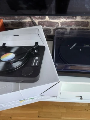 Thomson TT550 skivspelare svart - Säljer en svart Thomson TT550 skivspelare med modern design. Skivspelaren har inbyggda högtalare, Bluetooth-funktion och tydliga knappar på framsidan. Perfekt för att spela vinylskivor och streama musik trådlöst. Öppnade från kartongen men användande inte 