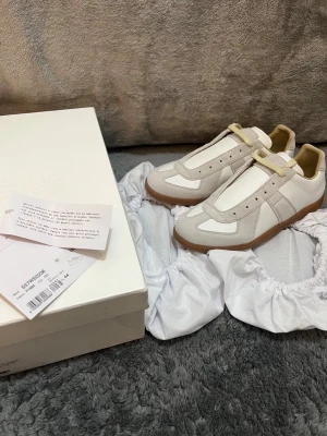 Maison Margiela GATS - vit/beige - Tjena! Säljer nu dessa nya Maison Margiela GATS. Storlek 44, skicket är 10/10 helt nya, endast prövade. Medföljer box, dustbags osv. Vid frågor kontakta gärna! Mvh