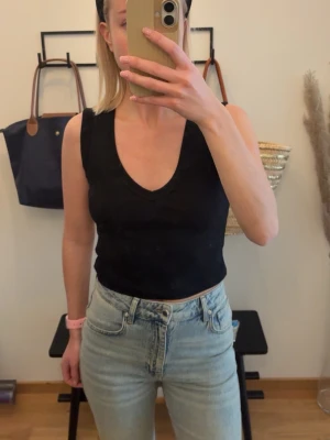 Linne från Zara  - Supersnyggt linne från Zara. Aldrig använt. Säljer likadant i vitt
