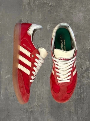 Adidas Wales bonner  - Ett par riktigt feta röda Adidas Wales Bonners! Modellen är sambas, och skorna är i storlek 42,5! Skorna är i väldigt bra skicka och de passar till allt!  Obs skorna har ingen äkthets verifiering!  Kontakta gärna oss om du har frågor, dessutom kan priset diskuteras vid snabb affär!   Mvh Saint ;) 