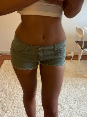 Lågmidjade khaki shorts - Såå fina khaki lågmidjade vintage jeansshorts! midjemått rakt över: 39. Jag är 168 och det är mina bilder, köp via köp nu direkt eller Swish, kvar tills markerad som såld 💖 
