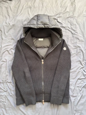 Moncler Cardigan - Svart  - Tjena! Säljer nu denna moncler cardigan. Nyskick. Använd 2-3 gånger storlek M, men passar S/M. Scannar, och nfc finns. Finns knappt denna modell ute, vid frågor kontakta gärna. Priset kan diskuteras vid snabbaffär.  