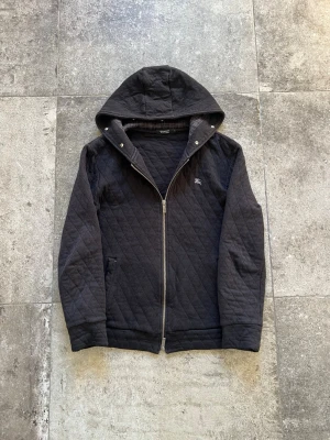 Vintage Burberry Black Label Hoodie - tväääär det burberry black label hoodie, om ni har en päls hemma så kan man sätta fast den. tveka inte på att skriva ifall ni har frågor🫡 