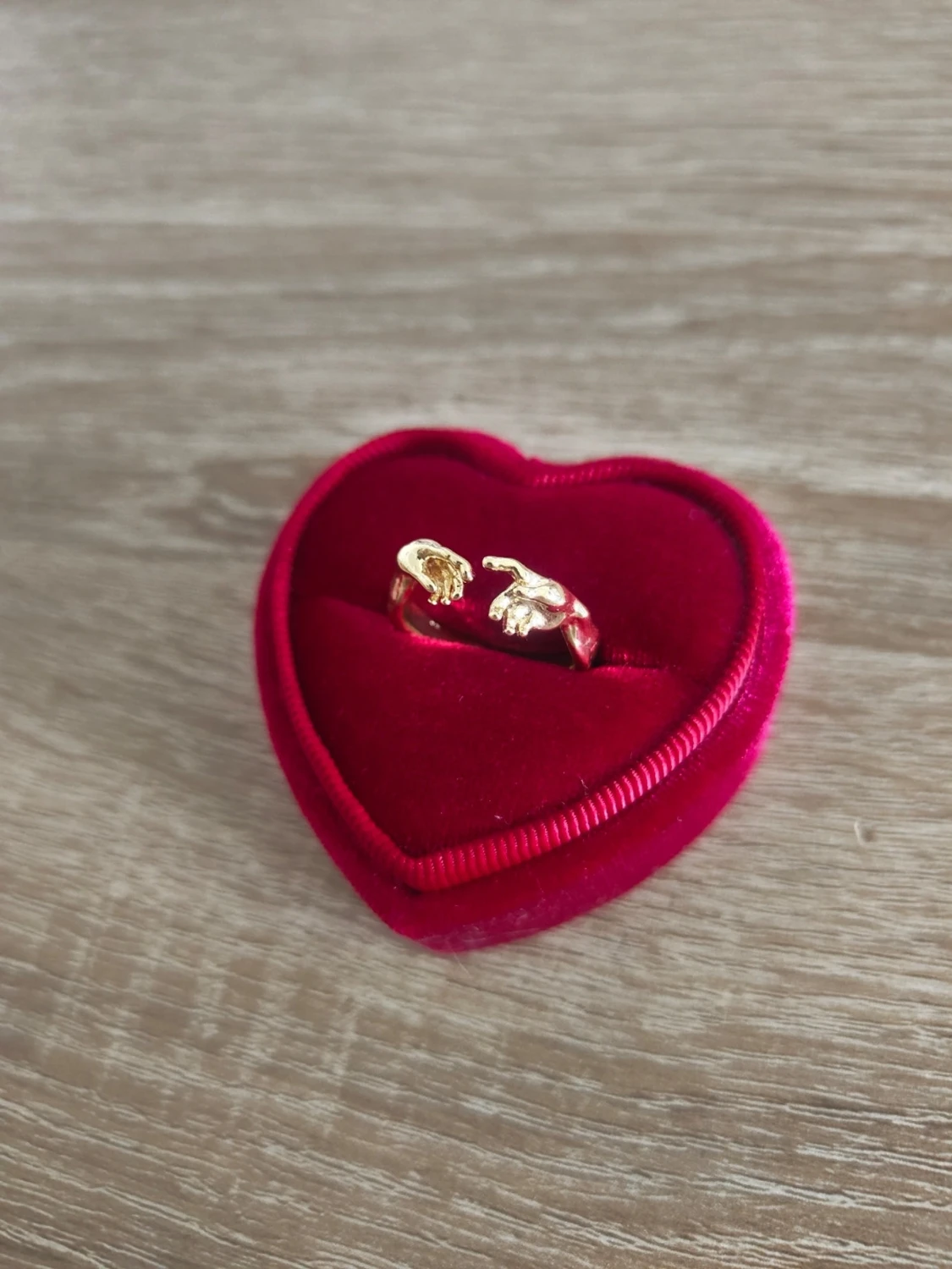Guldfärgad ring med handmotiv - 1
