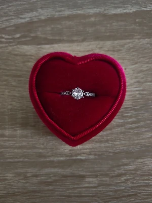 Svartfärgad ring med gnistrande mitten sten - ring i storlek 17,3mm, svartfärgad. 