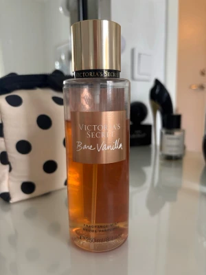 Victoria's Secret Bare Vanilla mist - En parfymmist från Victoria's Secret i doften Bare Vanilla. Perfekt för dig som gillar söta och varma vaniljtoner. Nästan full (se bild)💗