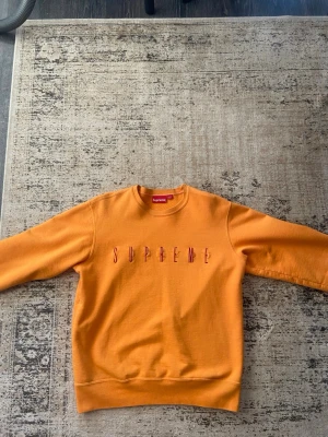 Orange Supreme sweatshirt - Säljer en orange sweatshirt från Supreme. Ganska oversized