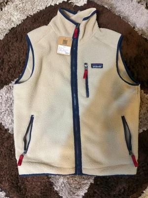 Patagonia fleeceväst - En super skön patagonia fleece väst i topp skick! | Skick; 10/10 | Storlek; M | Pris kan diskuteras vid en snabb och smidig affär! /Mvh Nitro Closet👨🏽‍🎨