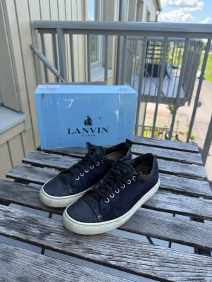 Lanvin Cap Toe Mörkblå - Ett par trevliga lanvins inför sommaren! Flitigt använda men inga extrema skador. Storlek 39 men skulle säga att de sitter mer som 40.