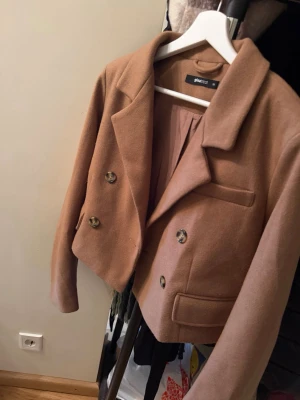 Kort kappa - Stilren kappa från Gina Tricot använd 1-2x max.