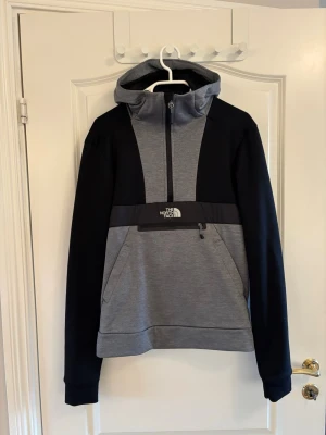 North face hoodie/kofta - Mängdrabatt finns! Ju fler plagg du köper, desto bättre pris kan jag ge