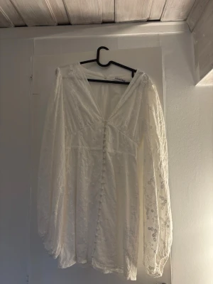 Vit adoore klänning - Superfin kort klänning från adoore, passar till student, midsommar eller som en sommarklänning. Jättefint skick då den endast är använd en gång🥰