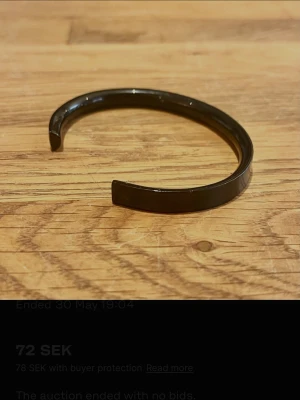 Triwa armband  - Stilig armring i rostfritt stål med svart finish från kända märket Triwa Fin skick   storlek : mellan ( passar handled, mindre än 19cm Kan diskutera priset vid snabb affär !