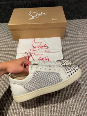 Christian Louboutin skor  - Hej, säljer nu dessa svin snygga Loubs skor. Skorna är i bra skick!  Begränsat antal boxar och dustbag. Hör av dig vid frågor. 