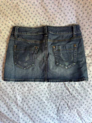 Blå jeanskjol med fickor - Snygg blå jeanskjol. Den är 39 cm i midjan och 29 i längd
