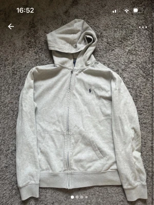 ralph lauren zip hoodie - Skön zip hoodie från ralph lauren i riktigt bra skick. Storlek XL i ungdom men passar S. Nypris runt 1300 kr mitt = 349, Hör av er frågor eller funderingar! 