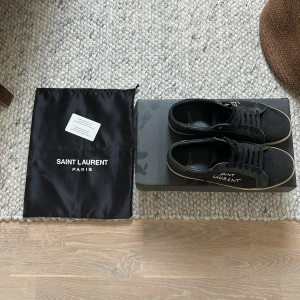 Saint Laurent skor 41 - Säljer mina saint Laurent skor som är perfekta till sommaren.Säljer dom p.g.a dom har blivit för små. Dom är köpta i affär i Italien.Nypris är ca 7000kr. Mitt pris:2200kr.Skorna kommer såklart vara tvättade så gott det går till köparen. Bara att höra av sig vid minsta fundering.