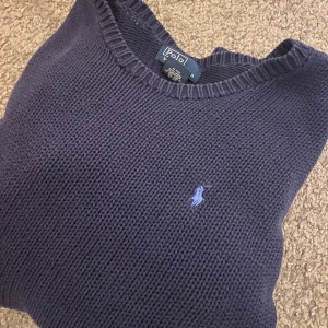 Ralph lauren stickad tröja - Tja! Säljer nu en snygg mörkblå stickad tröja från Polo Ralph Lauren. Tröjan är i storleken 18-20 (barnstorlek) vilket motsvarar ungefär S men passar även XS. Tröjan är använd men har inga defekter och är i gott skick. Nypris ligger på ungefär ca 2000 kr men mitt pris är endast 399! Tveka inte att höra av dig vid frågor!😀