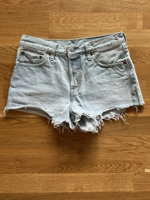 Ljusa Levi's 501 jeansshorts - Säljer ett par ljusa jenasshorts 501 från Levi's.