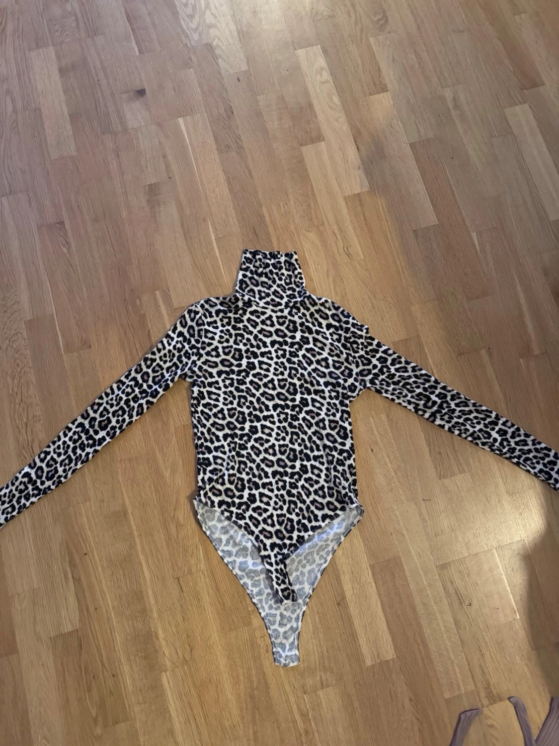 Leopardmönstrad body med polokrage