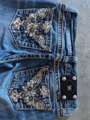 Miss me jeans - Säljer ett par fina miss me jeans i storlek 26 (vet inte svensk storlek men skulle säga xs). Säljer då de inte kommer till användning. Aldrig använda av mig. Gammal 2000 stil, low waisted. Skinny jeans, fint mönster. Väldigt y2k. Riktiga miss me. Pris går att diskutera, buda gärna. Rökfritt och djurfritt hem. #missme #missmejeans #fashion